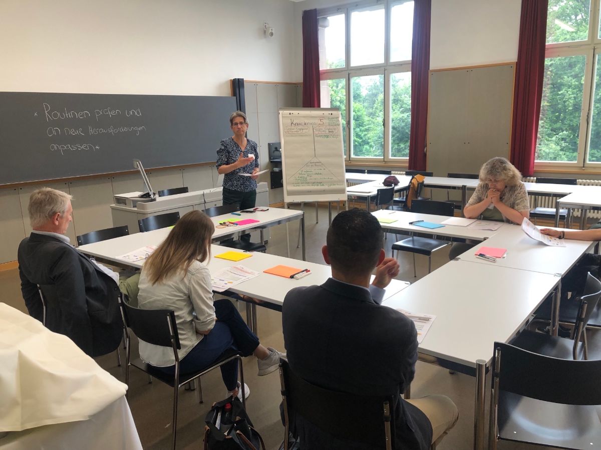 Gruppe im World Café mit Katharina Maag Merki